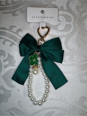 NWT Accessories Green Bow with Pearl Strand Keychain bag charm